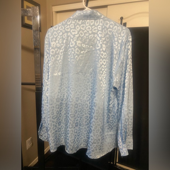 LAST CHANCE - Light blue button up blouse with subtle leopard print - Picture 6 of 8